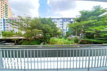 For rent apartment white and bright unit 2 bedrooms with huge balcony in low rise apartment in Sukhumvit 61.