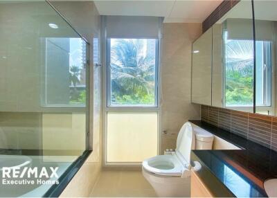 For rent apartment white and bright unit 2 bedrooms with huge balcony in low rise apartment in Sukhumvit 61.