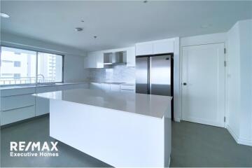 For rent spacious 2 bedrooms with balcony, open kitchen at Sathon Park Place