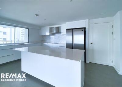 For rent spacious 2 bedrooms with balcony, open kitchen at Sathon Park Place