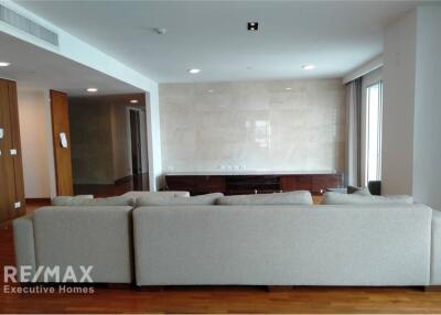 Spacious and Pet-Friendly: 4+1 Bedroom Apartment for Rent in Sukhumvit 23, BTS Asoke and MRT Sukhumvit!
