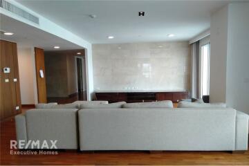 Spacious and Pet-Friendly: 4+1 Bedroom Apartment for Rent in Sukhumvit 23, BTS Asoke and MRT Sukhumvit!