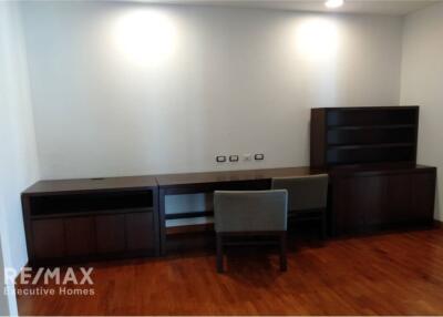 Spacious and Pet-Friendly: 4+1 Bedroom Apartment for Rent in Sukhumvit 23, BTS Asoke and MRT Sukhumvit!