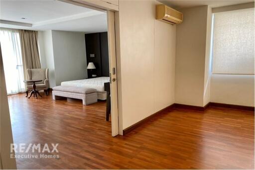 Newly Renovated 2-Bed Condo on High Floor at Newton Tower Condominium, Steps from BTS Nana!