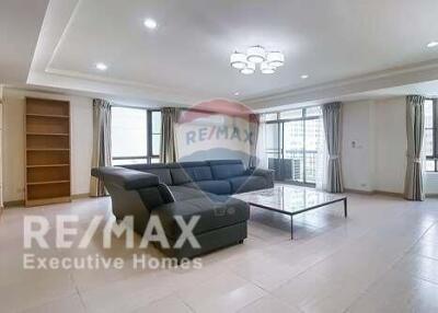 Live Like Royalty: Rent a Stunning 3-Bedroom Castle in Sukhumvit 39 with BTS Access!