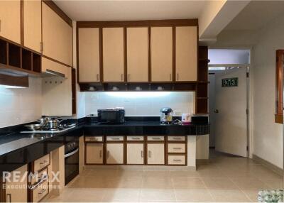 Live in Style: Luxurious 2-Bedroom Apartment in Soi Nailert, Steps Away from BTS Ploenchit