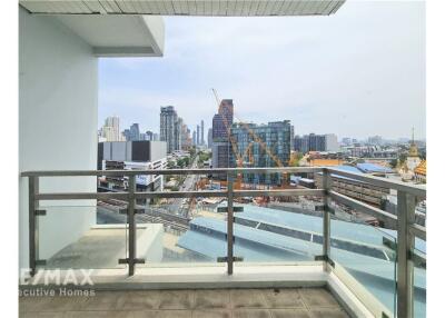 Stylish and Convenient Living: Modern 2-Bedroom Apartment for Rent at Nusasiri Grand, BTS Ekamai