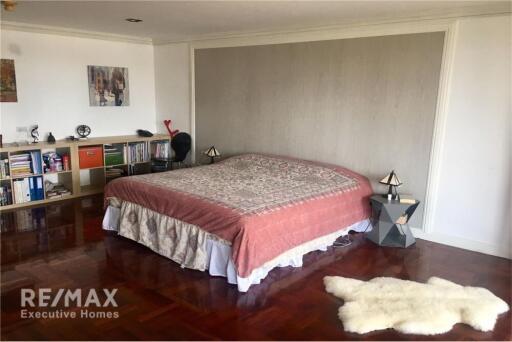 Luxurious 3-Bedroom Condo with 2 Living Rooms and Big Balcony in Sukhumvit 30