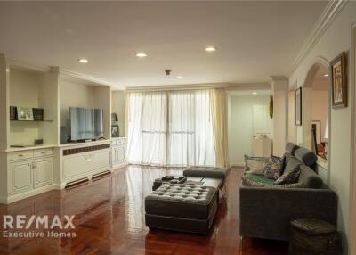 Experience Luxury Living in Sukhumvit 30 with Spacious 3 Bedrooms, 2 Living Rooms, and a Big Balcony!