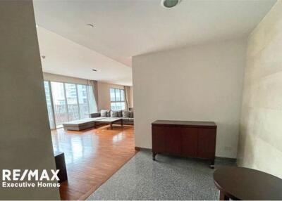 Spacious and Pet-Friendly: 3 Bedrooms Apartment High Floor for Rent in Sukhumvit 23, BTS Asoke and MRT Sukhumvit!