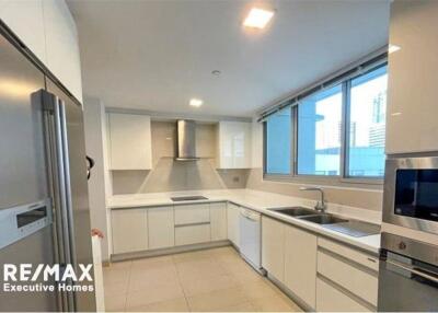 Spacious and Pet-Friendly: 3 Bedrooms Apartment High Floor for Rent in Sukhumvit 23, BTS Asoke and MRT Sukhumvit!