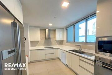 Spacious and Pet-Friendly: 3 Bedrooms Apartment High Floor for Rent in Sukhumvit 23, BTS Asoke and MRT Sukhumvit!