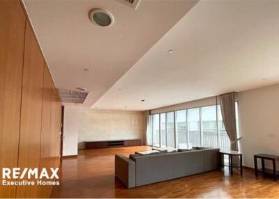 Spacious and Pet-Friendly: 3 Bedrooms Apartment High Floor for Rent in Sukhumvit 23, BTS Asoke and MRT Sukhumvit!