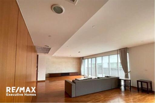 Spacious and Pet-Friendly: 3 Bedrooms Apartment High Floor for Rent in Sukhumvit 23, BTS Asoke and MRT Sukhumvit!