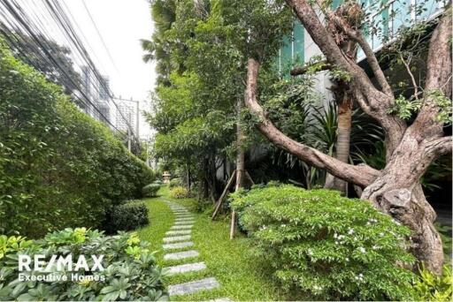 Spacious and Pet-Friendly: 3 Bedrooms Apartment High Floor for Rent in Sukhumvit 23, BTS Asoke and MRT Sukhumvit!