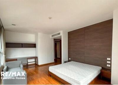 Spacious and Pet-Friendly: 3 Bedrooms Apartment for Rent in Sukhumvit 23, BTS Asoke and MRT Sukhumvit!