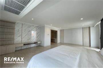 Renovated 4 bedroom unit for rent closed to Asoke