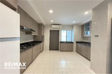 Renovated 4 bedroom unit for rent closed to Asoke