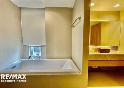 Modern 3 bedrooms Apartment for rent in Asoke