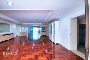 Pet-Friendly Haven in Sukhumvit 30  Spacious 4 Bedrooms with Big Balcony and Private Garden