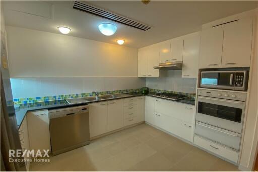 Experience Luxury Living in Spacious 3-Bedroom Private Apartment in Sathon Soi 1