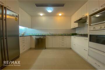 Experience Luxury Living in Spacious 3-Bedroom Private Apartment in Sathon Soi 1