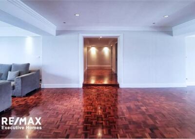 Apartment spacious 4 bedrooms with big balcony in Phrom Phong