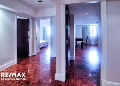 Apartment spacious 4 bedrooms with big balcony in Phrom Phong