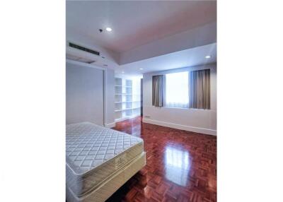 Apartment spacious 4 bedrooms with big balcony in Phrom Phong