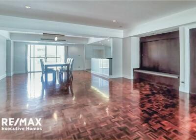 Apartment spacious 4 bedrooms with big balcony in Phrom Phong