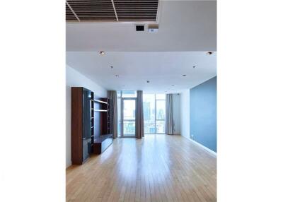 For Rent Spacious 3-Bedrooms Condo on the 31st Floor at  Athenee Residence