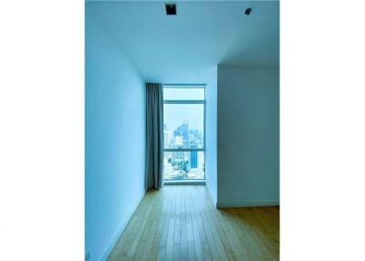 For Rent Spacious 3-Bedrooms Condo on the 31st Floor at  Athenee Residence