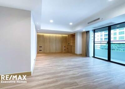 Stylishly Renovated 4 Bedroom Unit Just Steps Away from BTS Promphong!