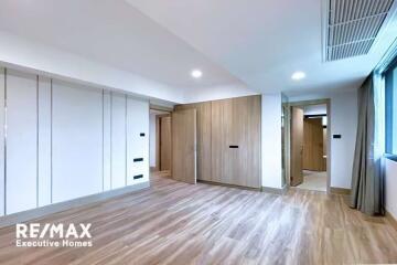 Stylishly Renovated 4 Bedroom Unit Just Steps Away from BTS Promphong!