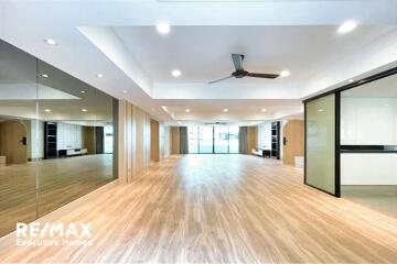 Stylishly Renovated 4 Bedroom Unit Just Steps Away from BTS Promphong!