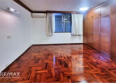 Spacious and Pet-Friendly Duplex with 3 Bedrooms and High Ceilings for Rent in Sukhumvit 24, BTS Phrom Phong