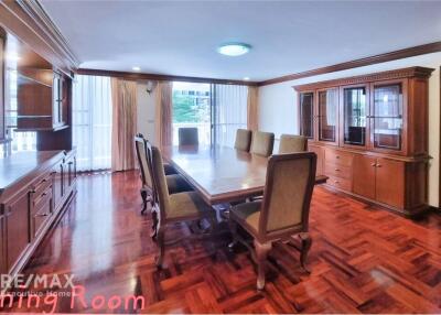 Spacious and Pet-Friendly Duplex with 3 Bedrooms and High Ceilings for Rent in Sukhumvit 24, BTS Phrom Phong