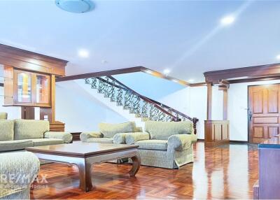 Spacious and Pet-Friendly Duplex with 3 Bedrooms and High Ceilings for Rent in Sukhumvit 24, BTS Phrom Phong
