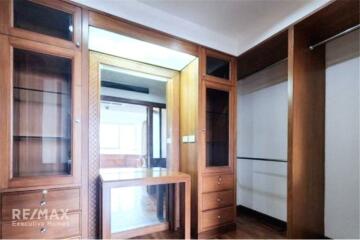 For rent spacious 2 bedrooms in  Narathiwas Soi 7 Sathorn BTS Chongnonsi