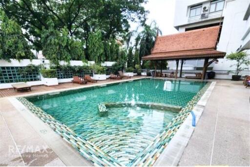 For rent spacious 2 bedrooms in  Narathiwas Soi 7 Sathorn BTS Chongnonsi