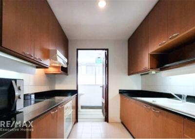 For rent spacious 2 bedrooms in  Narathiwas Soi 7 Sathorn BTS Chongnonsi