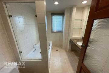 Condo 3 bed for rent at BTS Prompong