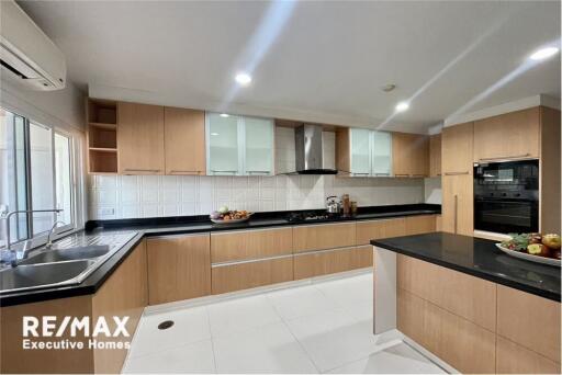 3 bedrooms newly renovated BTS Asoke