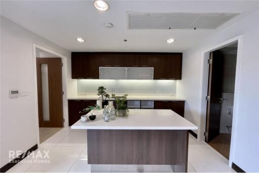 3 bedrooms apartment for rent near BTS Ekkamai