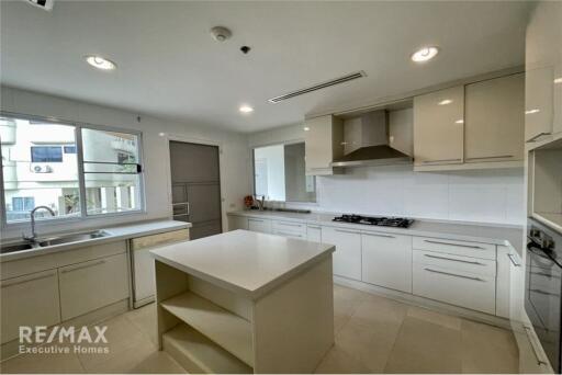 3 bedrooms apartment for rent near BTS Ekkamai