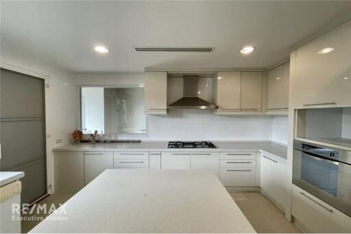 3 bedrooms apartment for rent near BTS Ekkamai