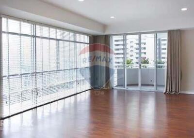 For rent new renovated 3 bedrooms with big-balcony at  La Cascade