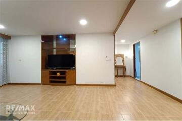 Luxurious 1 Bedroom Condo with Balcony in Asoke  Spacious 106 Sqm Unit at The Concord