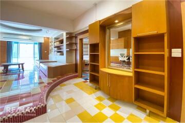 Newly Renovated 2 Bedroom Apartment with Balcony Near BTS Phromphong - Pet Friendly!