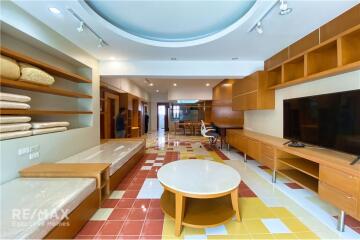 Newly Renovated 2 Bedroom Apartment with Balcony Near BTS Phromphong - Pet Friendly!